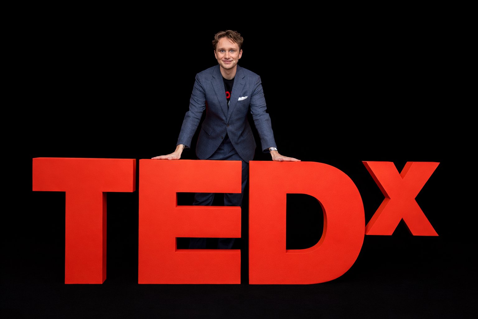 Mateusz Dąbrowski prowadzący TEDx